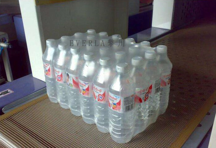 膜包裝<a href='http://m.ontimecarpet.com/shusongdai/' target='_blank'><u>輸送帶</u></a>輸送飲料