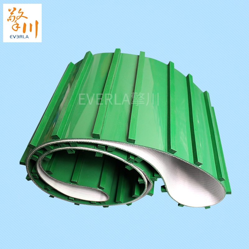 綠色PVC<a href='http://m.ontimecarpet.com/shusongdai/' target='_blank'><u>輸送帶</u></a>表面加長擋塊條的主圖