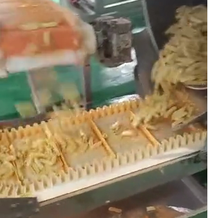 食品級(jí)裙邊<a href='http://m.ontimecarpet.com/shusongdai/xiangjiao/' target='_blank'><u>擋板輸送帶</u></a>