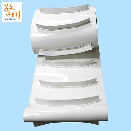 白色PVC彎<a href='http://m.ontimecarpet.com/shusongdai/xiangjiao/' target='_blank'><u>擋板輸送帶</u></a>